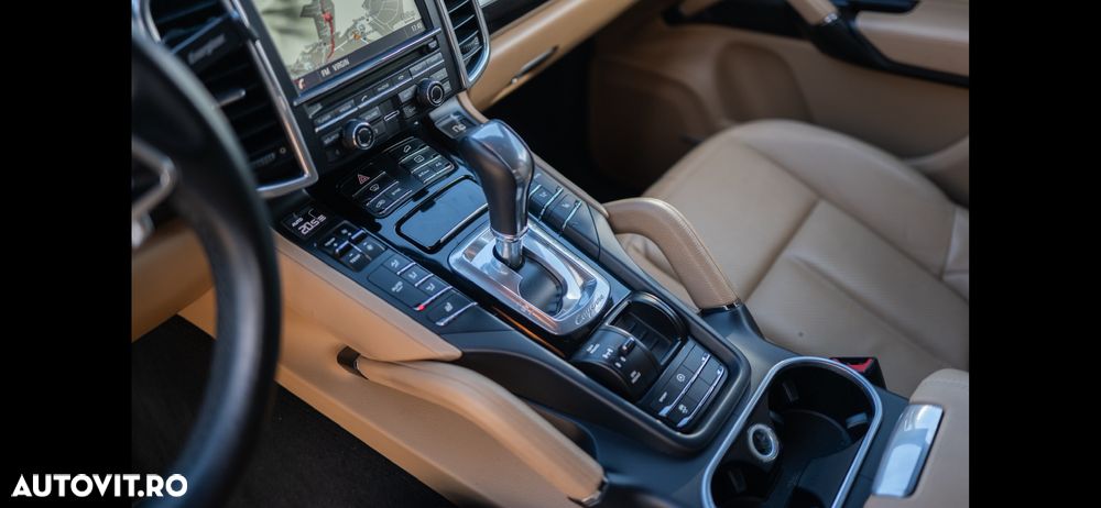 Porsche Cayenne 3.0 L - 8