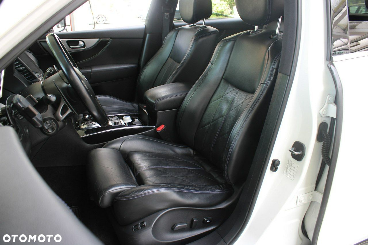 Infiniti QX70 - 11