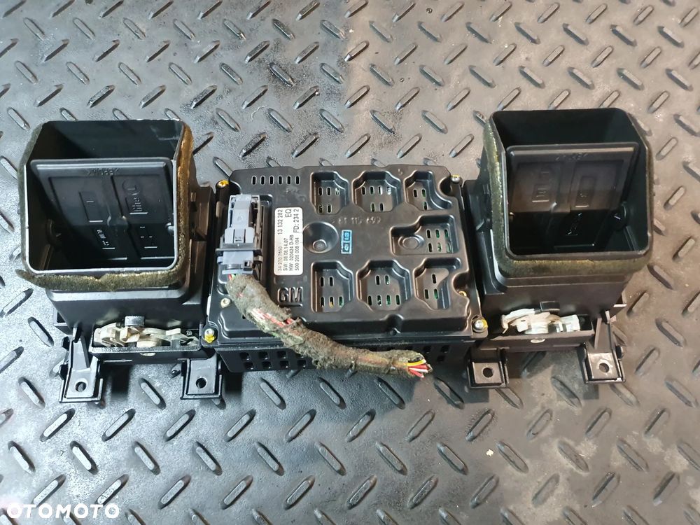 OPEL VECTRA C SIGNUM WYŚWIETLACZ RADIA 13132282EQ POSIADAM 4 SZT - 8