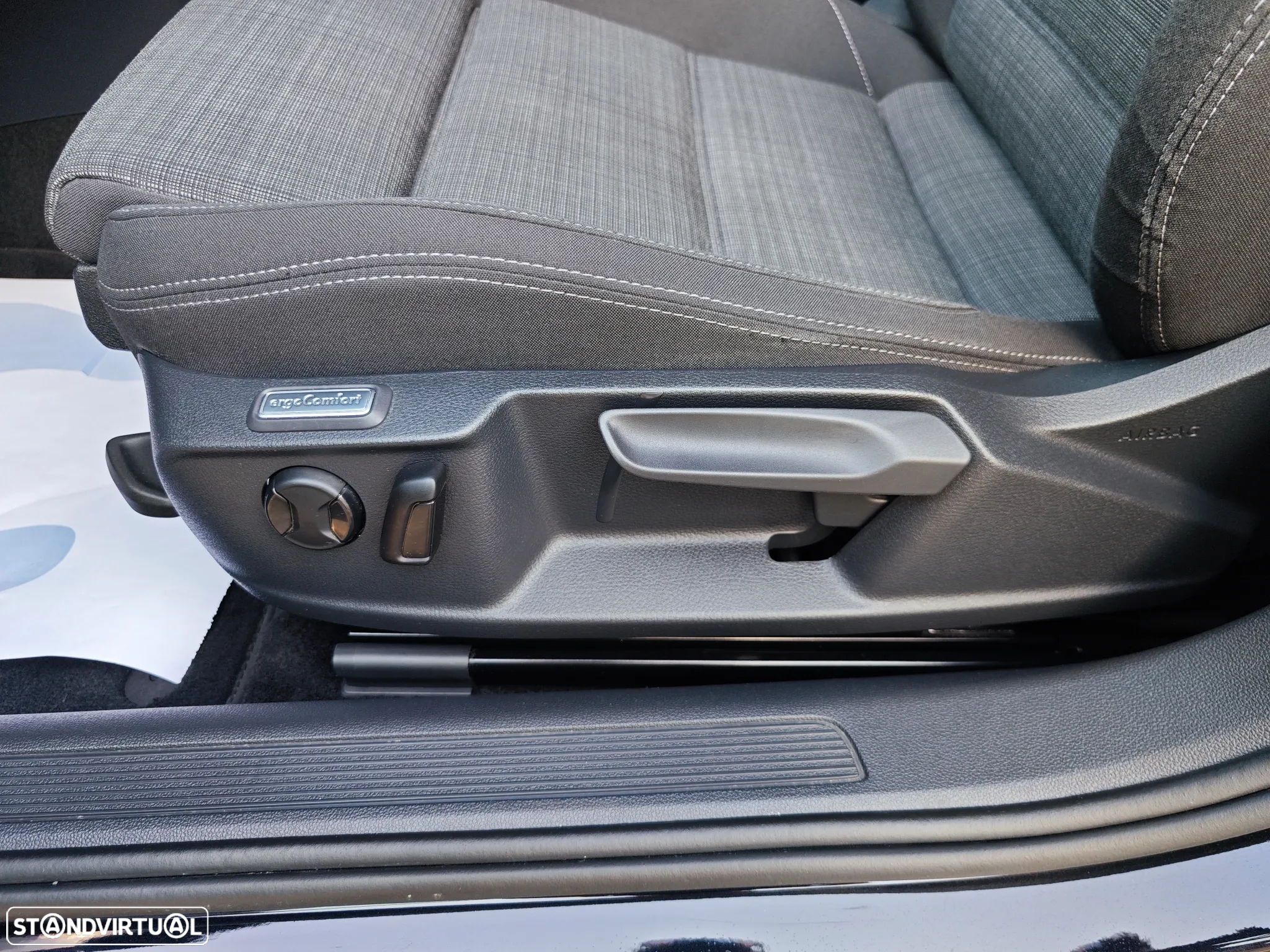 VW Passat Variant 2.0 TDi Business DSG - 25