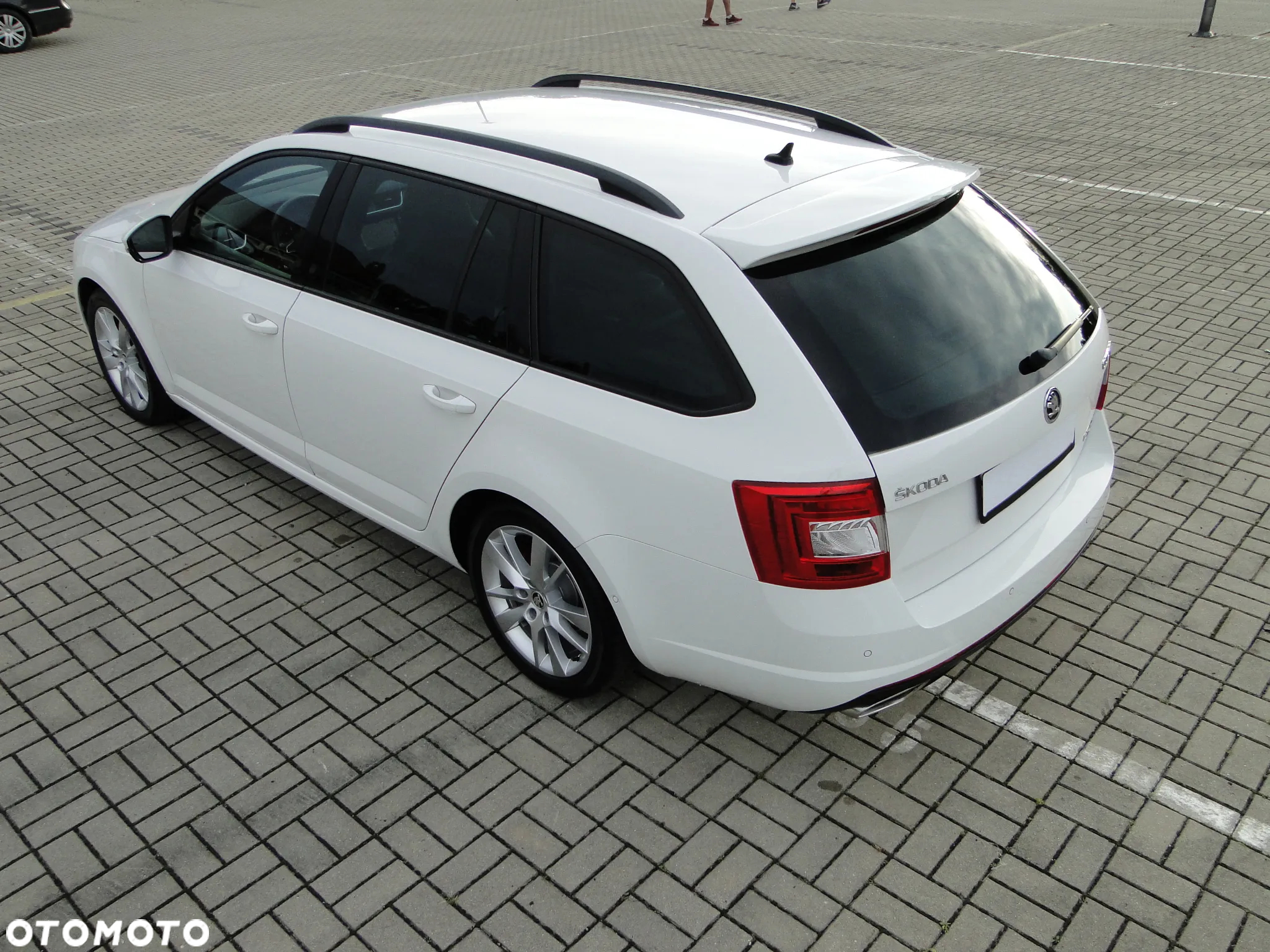 Skoda Octavia Combi 2.0 TDI DSG RS - 23