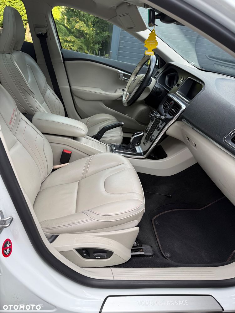 Volvo V40 Cross Country T4 Drive-E Ocean Race - 17