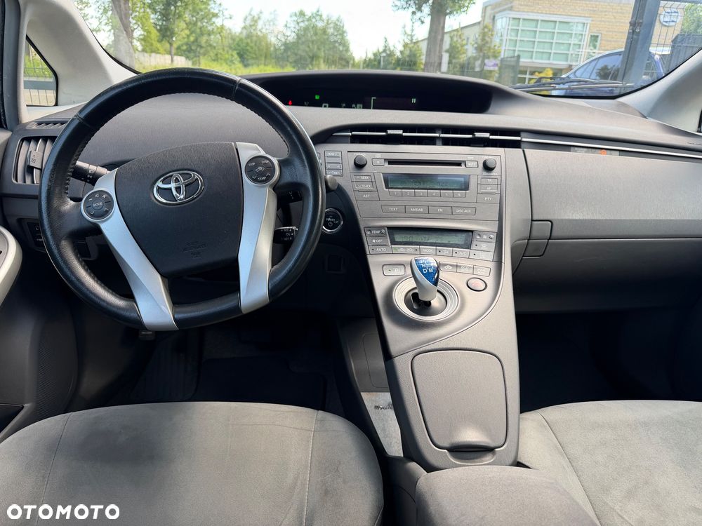 Toyota Prius (Hybrid) - 11
