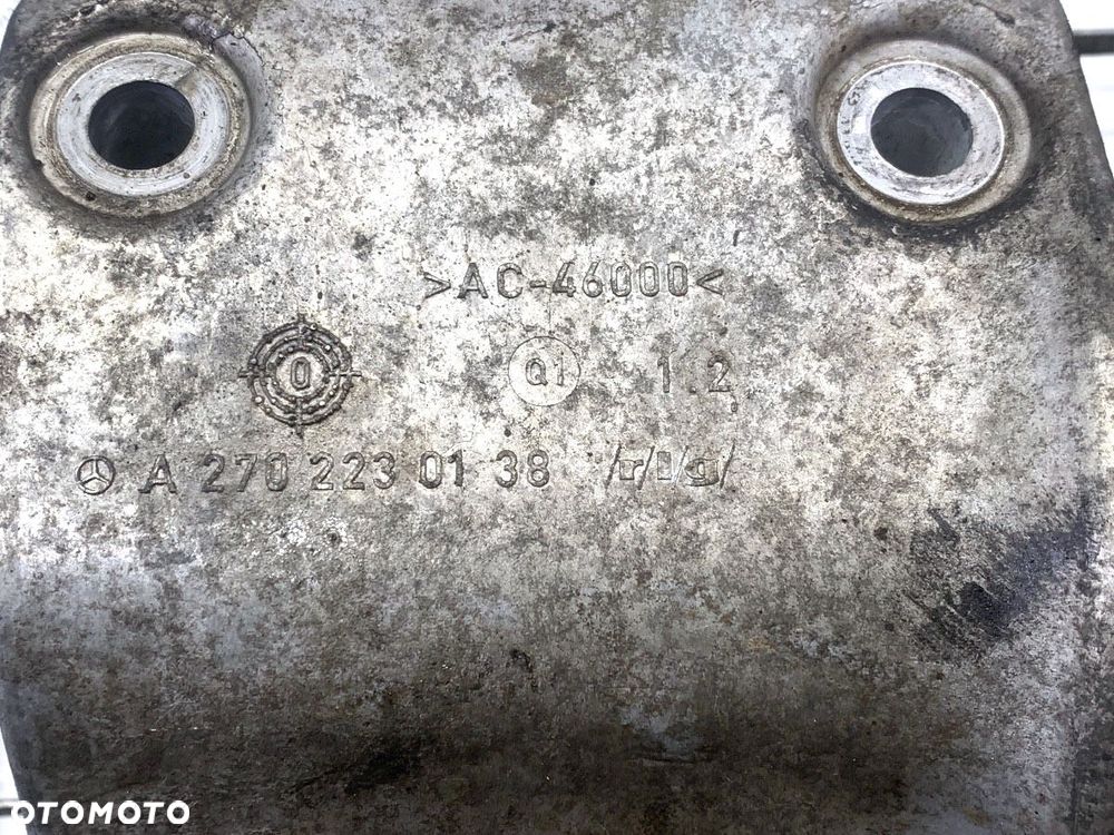 ŁAPA MOCOWANIE PÓŁOSI PRAWEJ  MERCEDES-BENZ KLASA A (W176) 2012 - 2018 A 180 (176.042) 90 kW [122 - 4