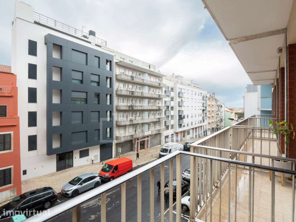 Apartamento T3 com varandas e estacionamento em Campolide - Grande imagem: 3/31