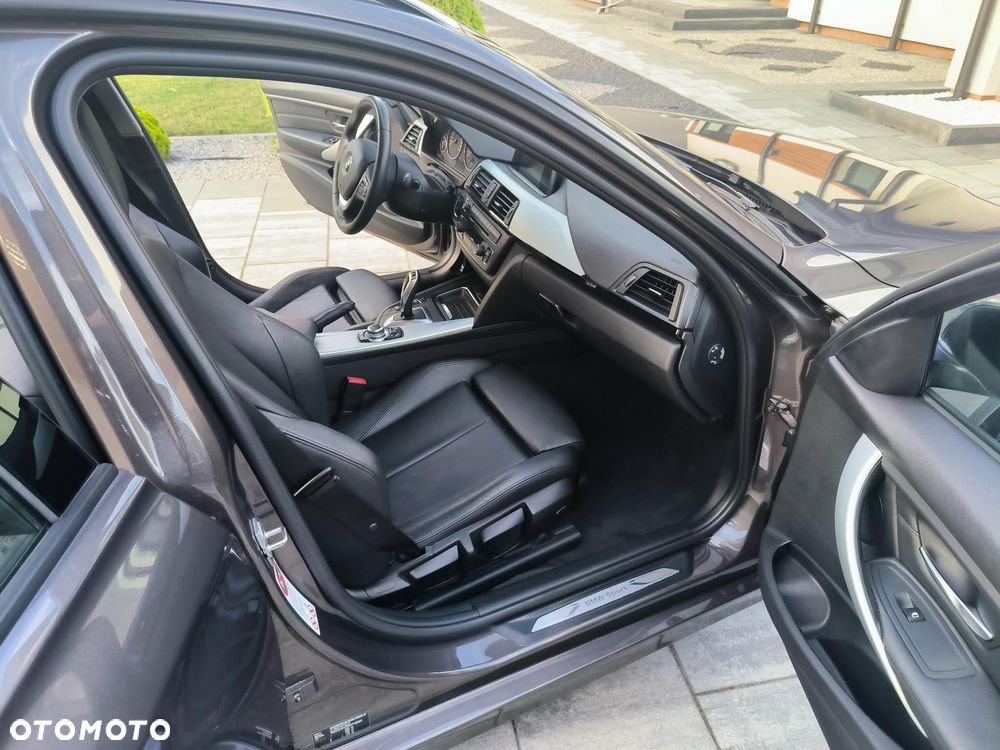 BMW Seria 3 335i xDrive Sport Line - 16