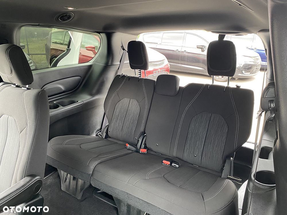 Chrysler Pacifica - 12