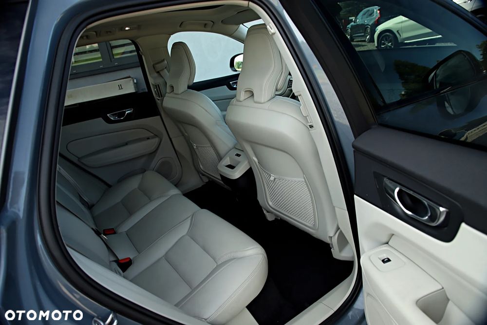 Volvo XC 60 B4 D AWD Plus Dark - 23