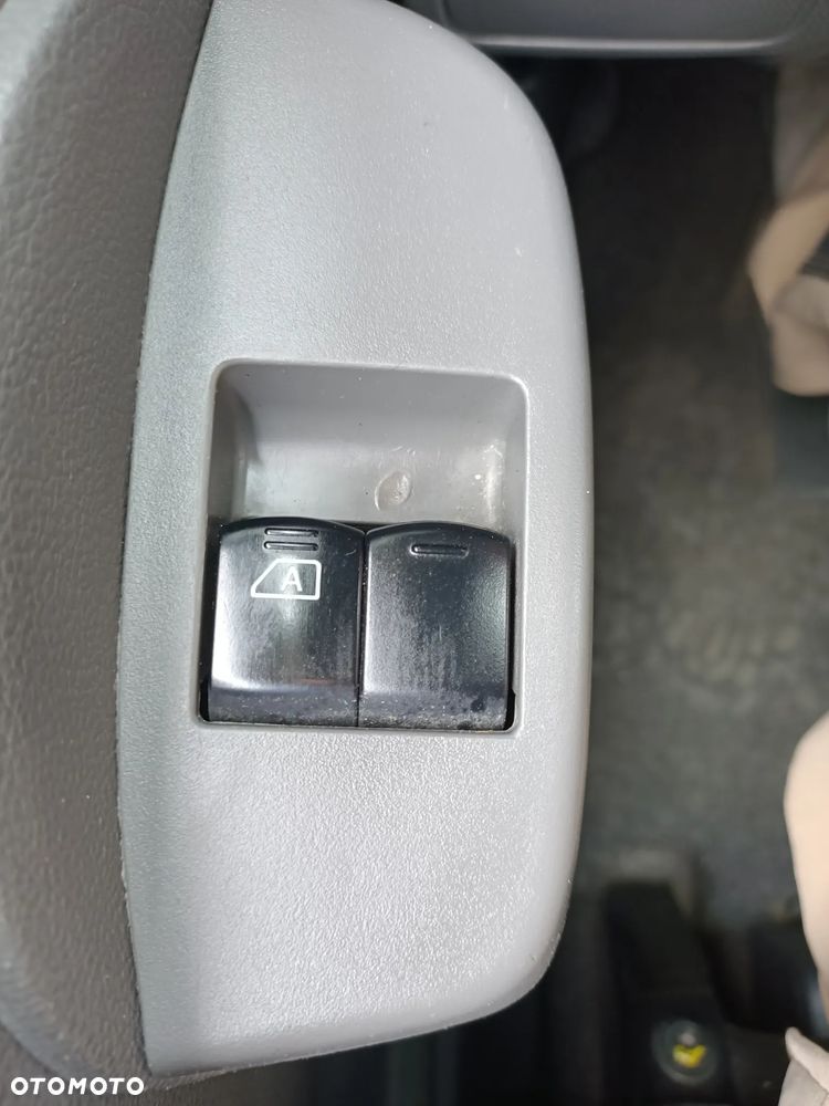 Nissan ENV 200 Maxi - 23