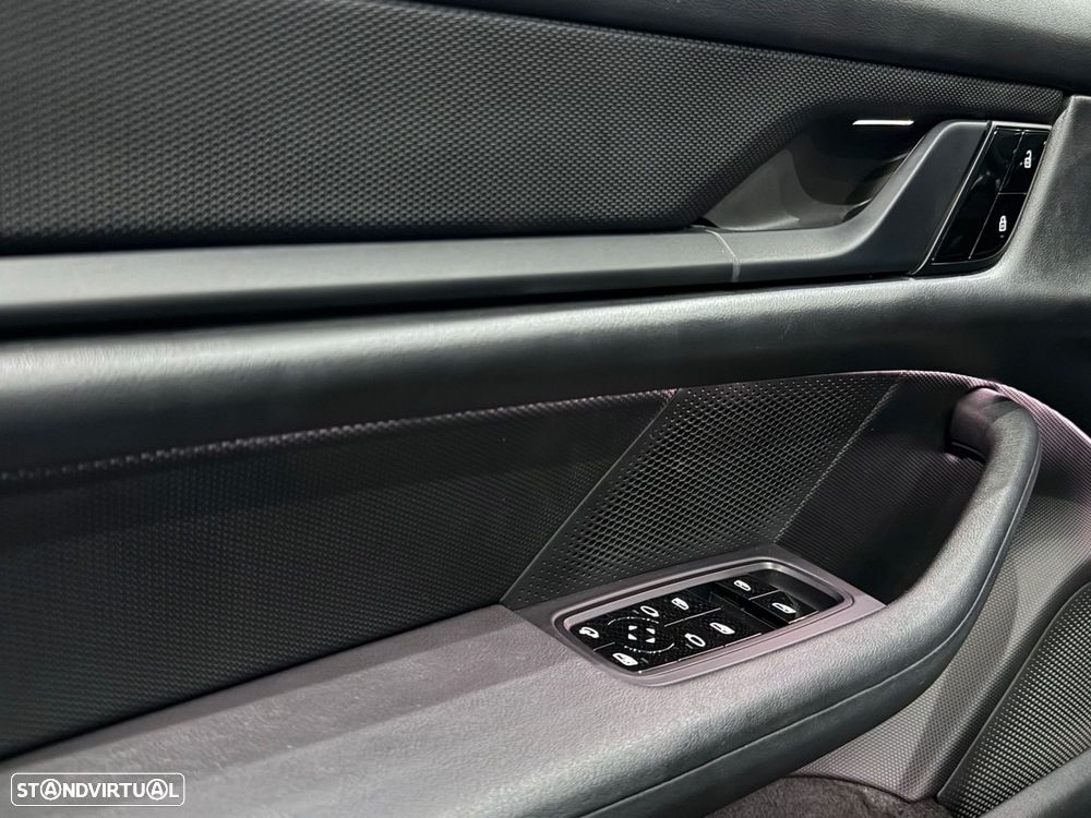 Porsche Taycan 4 - 16