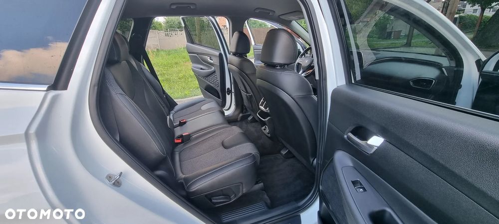 Hyundai Santa Fe 2.4 GDI 4WD SEVEN Premium - 24