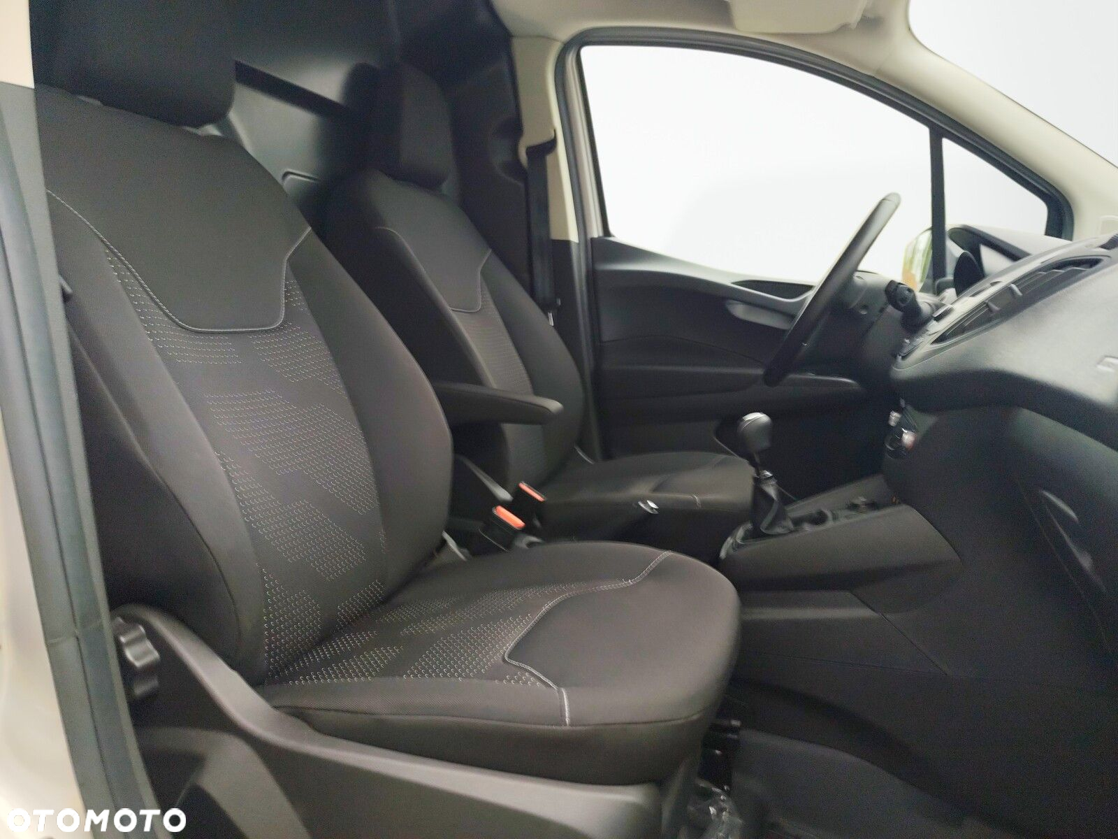 Ford transit-courier - 13