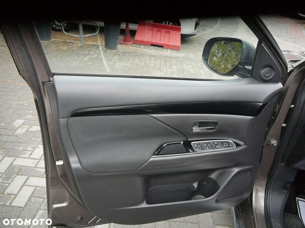Mitsubishi Outlander - 40