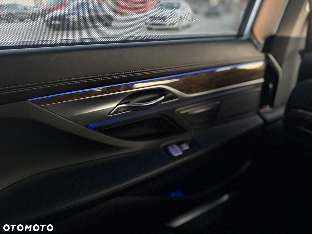 BMW Seria 7 740Li xDrive - 28