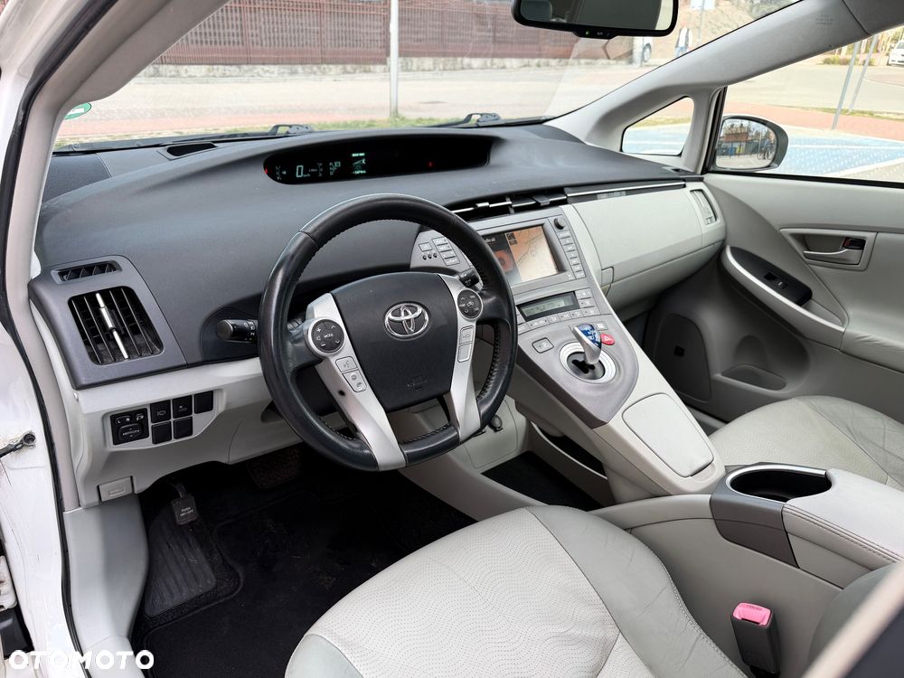 Toyota Prius 1.8 HSD Premium - 11