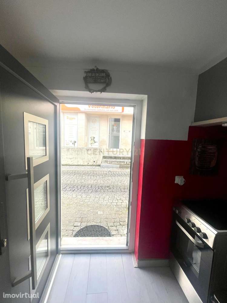 Moradia T2, transformada em T1, Triplex no Coração de Odivelas - Grande imagem: 5/20