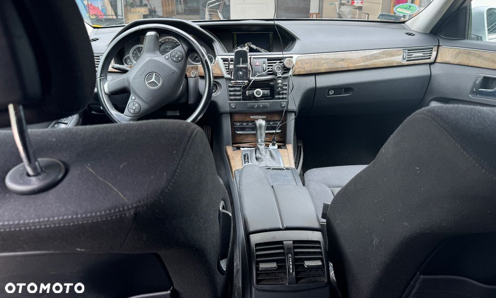 Mercedes-Benz Klasa E 200 CGI BlueEFFICIENCY 7G-TRONIC Avantgarde - 4