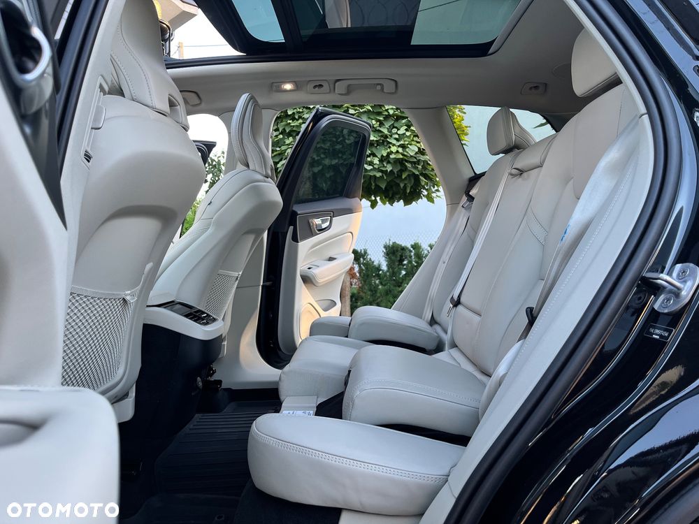 Volvo XC 60 B5 B AWD Ultimate Dark - 17