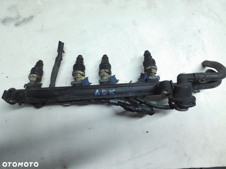 LISTWA WTRYSKOWA WTRYSKI PASSAT B4 3A0 1.6 BENZYNA Numer katalogowy oryginału: 037133317N - 1
