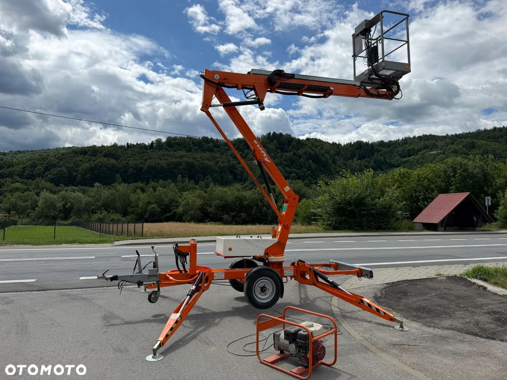 Nifty 120TAC Zwyżka koszowa 12 metrów Podnośnik HDS. jak nówka z salonu. 2016 rok. PRĄD 230v. 4 sekcje sterowania na dole. Nowy model! Z komuny Norweskiej. Używana była 1 raz do roku. Serwisowana w DEKRA do końca OKAZJA. Zwyżka Obrotowa. Poziomowanie kosza. Pełna Hydraulika. Sterowanie góra dół! Wysuwane ramie. Wieniec tryby zero zużycia! Ani deka luzów i wycieków.  Mała lekk i zwinna zwyżka o potężnym zasięgu. OKAZJA TANIO - 13