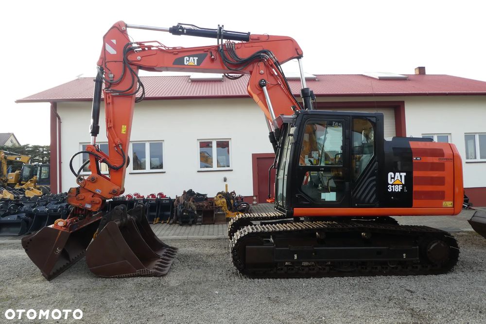 Caterpillar M 318F Z NIEMIEC TRZY ŁYŻKI - 1