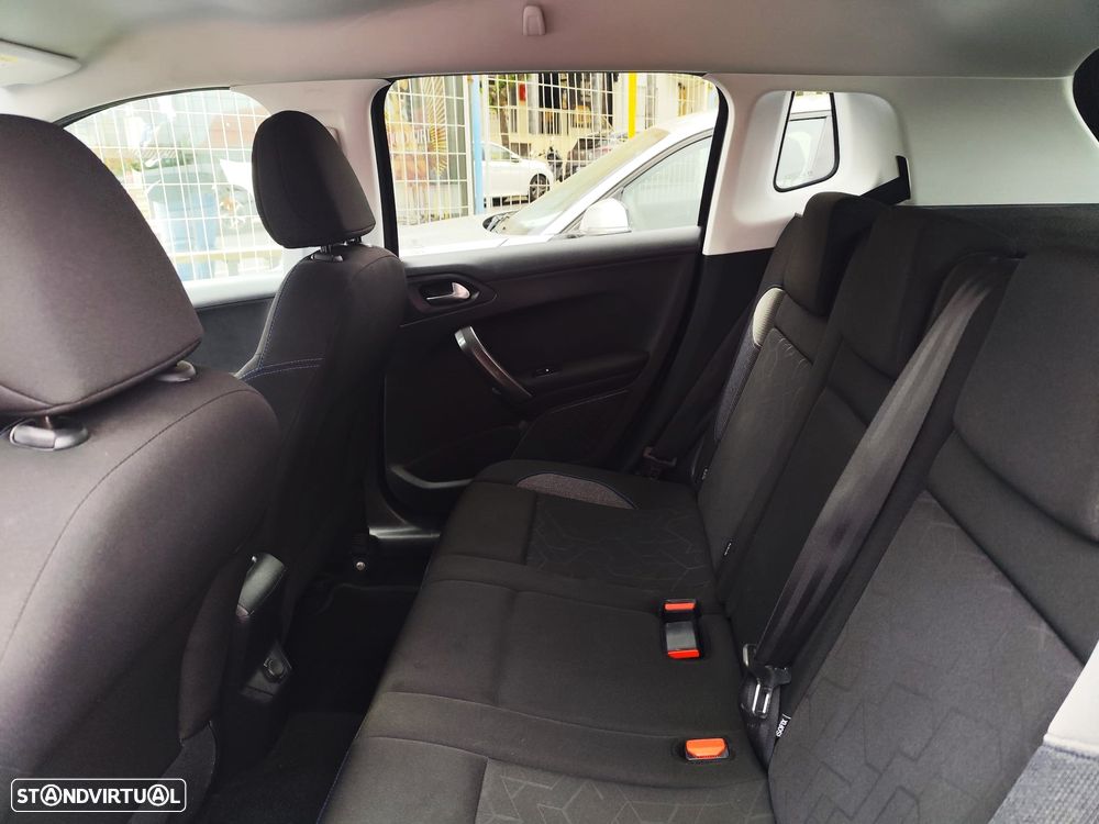 Peugeot 2008 1.2 PureTech Style - 12