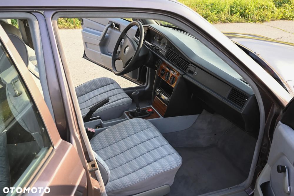Mercedes-Benz W201 (190) - 12