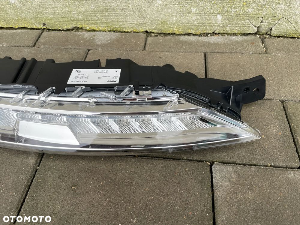 LAMPA PRAWA DZIENNA, KIERUNEK CITROEN C4 GRAND PICASSO II  2013-- NOWA VALEO LED - 2