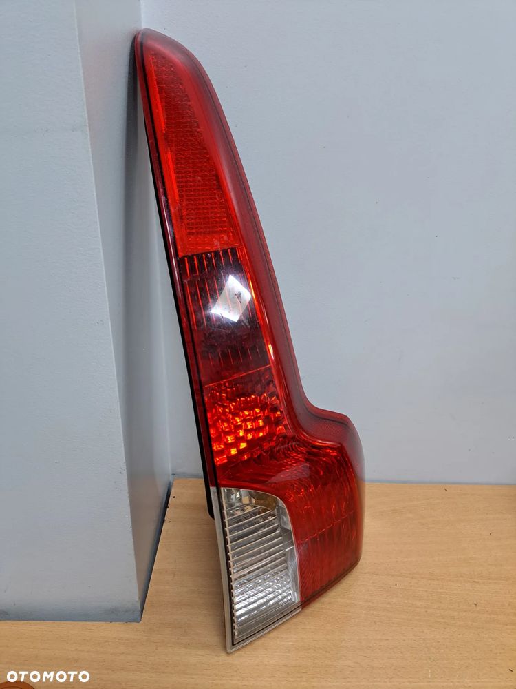LAMPA PRAWYTYŁ VOLVO V50 EUROPA LIFT 07-12R - 2