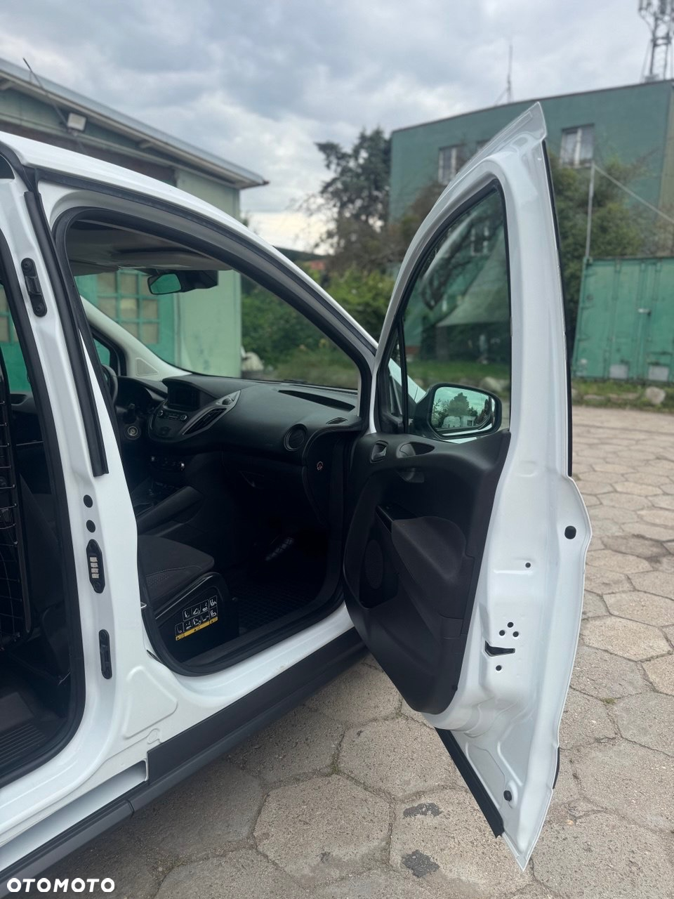 Ford transit courier - 11