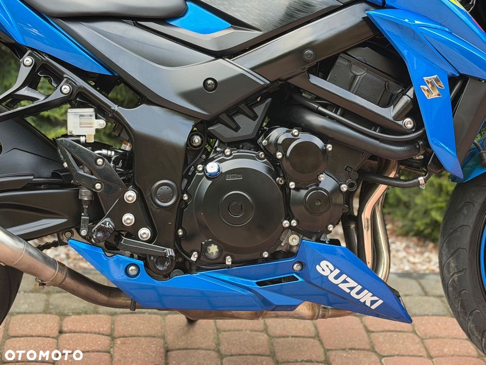 Suzuki GSX - 13