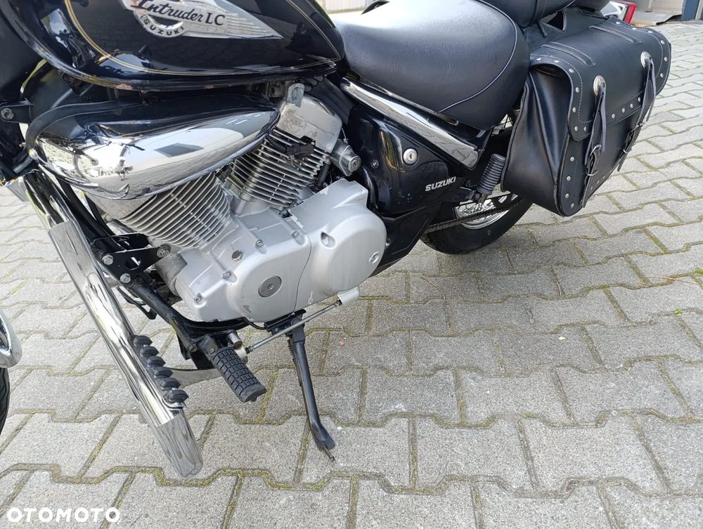 Suzuki Intruder - 8