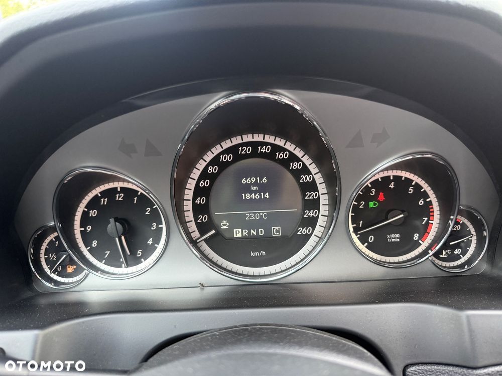 Mercedes-Benz Klasa E 300 BlueEFFICIENCY 7G-TRONIC Avantgarde - 27