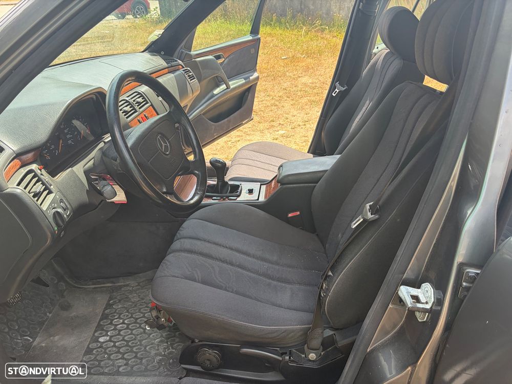 Mercedes-Benz E 220 D Elegance - 21