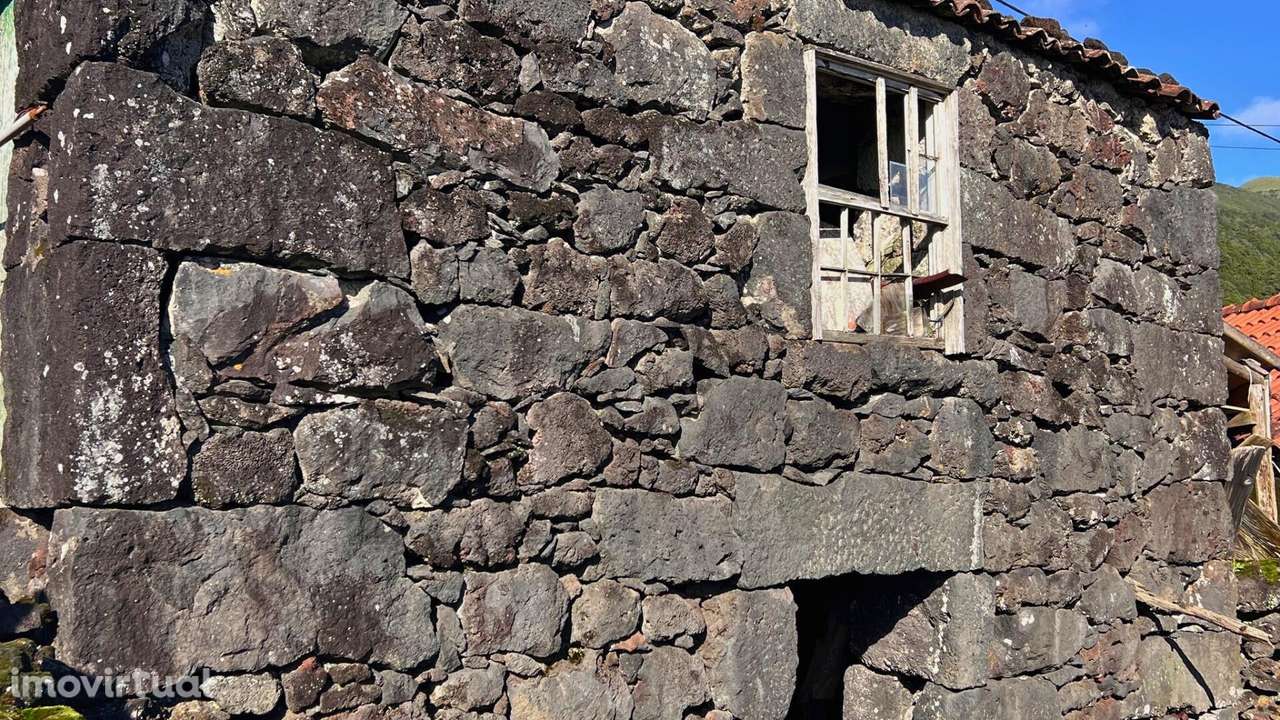 Moradia T2 em Pedra com Potencial de Reabilitação e Vista sob o Atlânt - Grande imagem: 3/27