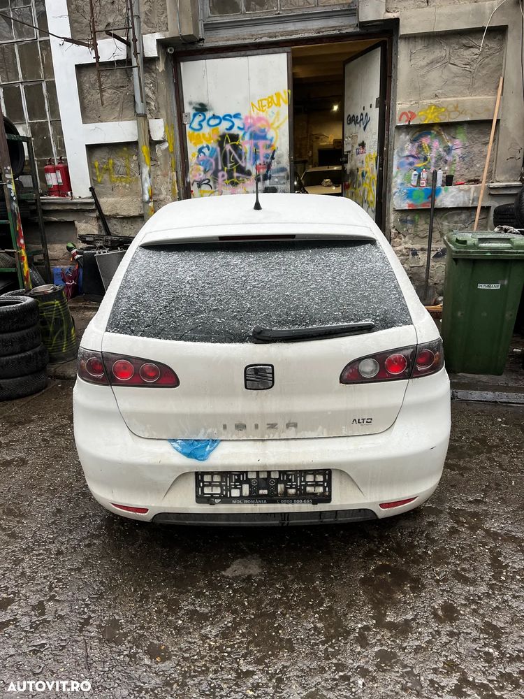 Dezmembrez Seat Ibiza 6L facelift 2009 1,4 benzina BXW alb - 5