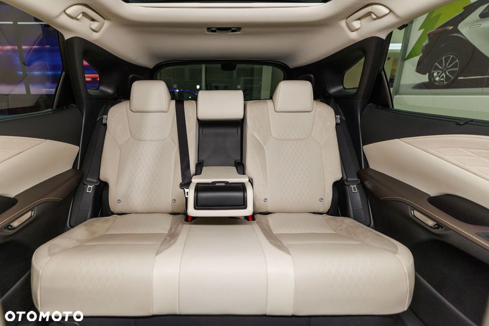Lexus RX 450h+ Omotenashi - 18