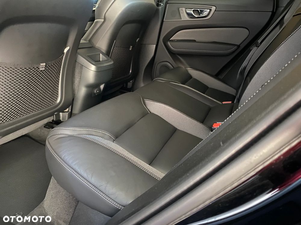 Volvo XC 60 B4 D AWD Plus Dark - 11