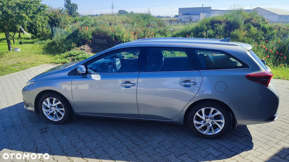 Toyota Auris 1.6 D-4D Premium - 1