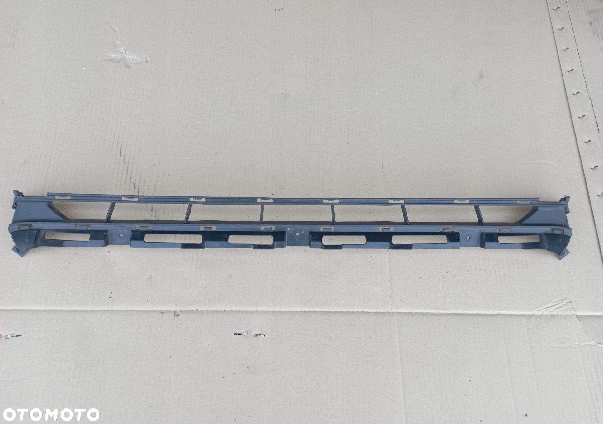 HYUNDAI I20 II 2 KRATKA ATRAPA ŚRODKOWA ZDERZAKA PRZÓD 86562-C8100 - 1