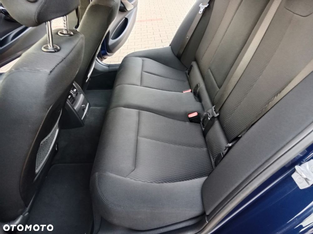 2019 BMW Seria 3, photograph 12