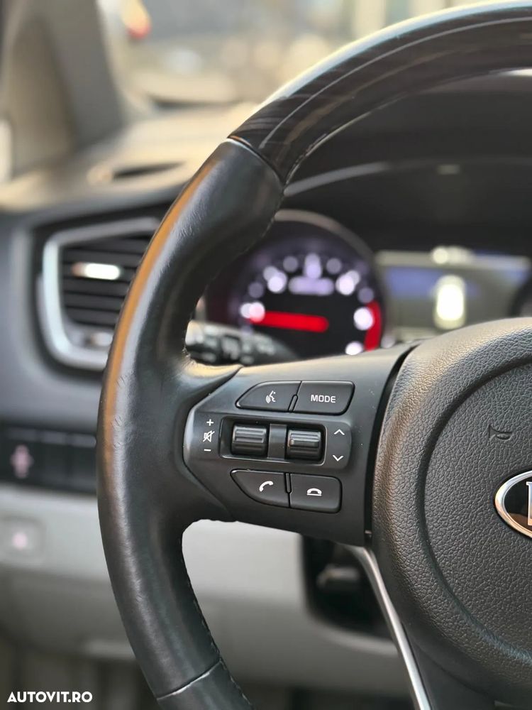 Kia Carnival - 12