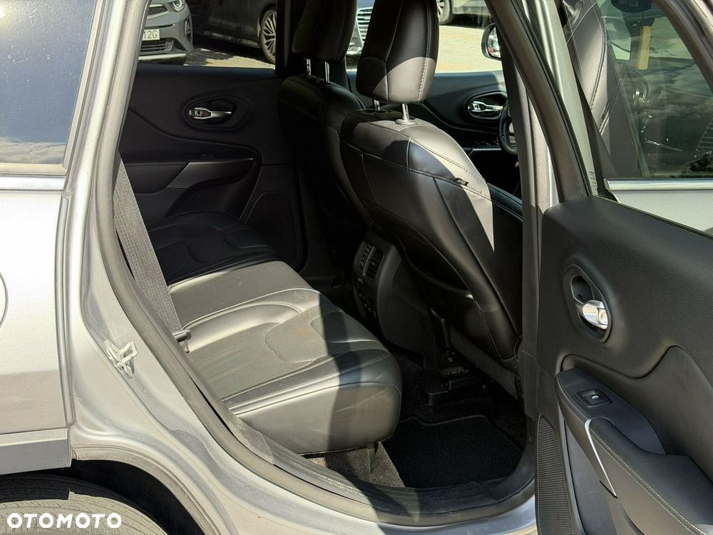 Jeep Cherokee - 24
