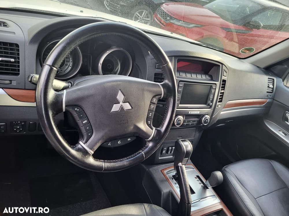 Mitsubishi Pajero LWB 3.2 DI-D Inform A04 - 1