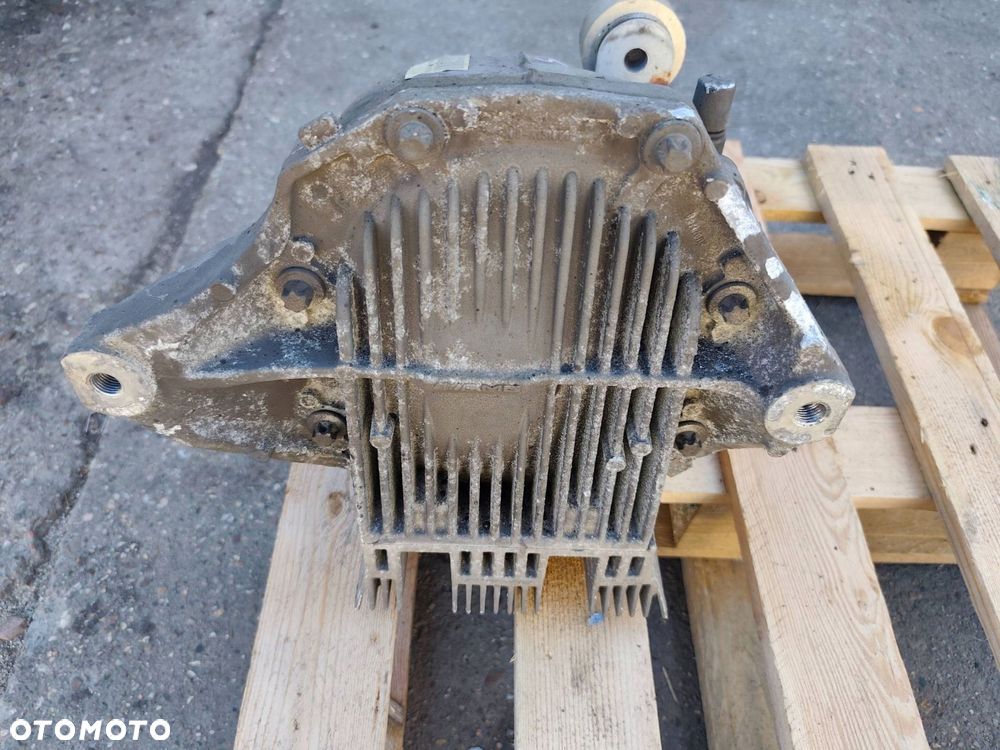 MERCEDES W204 C63 AMG TYLNY DYFER - 4