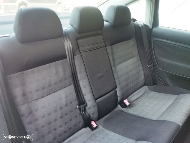 VW Passat 1.9 TDi Highline - 10