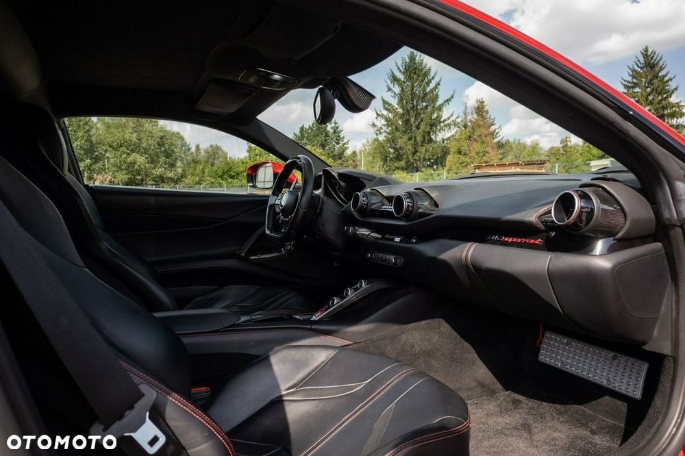 Ferrari 812 Superfast - 24