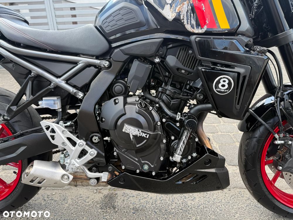 Suzuki GSX - 27