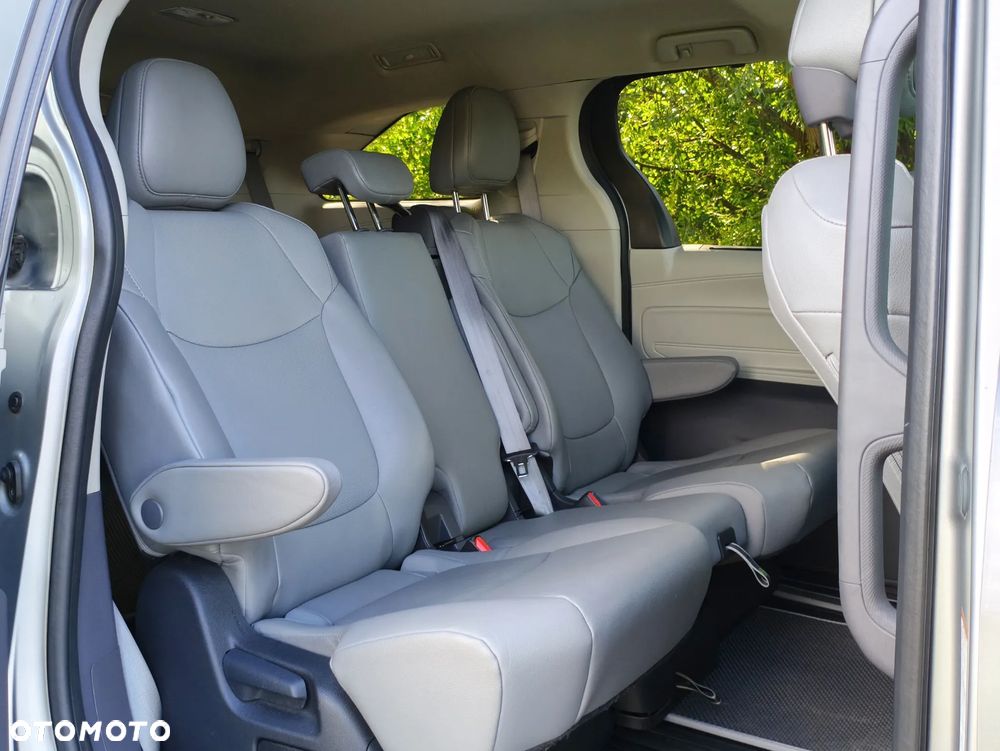 Toyota Sienna - 7