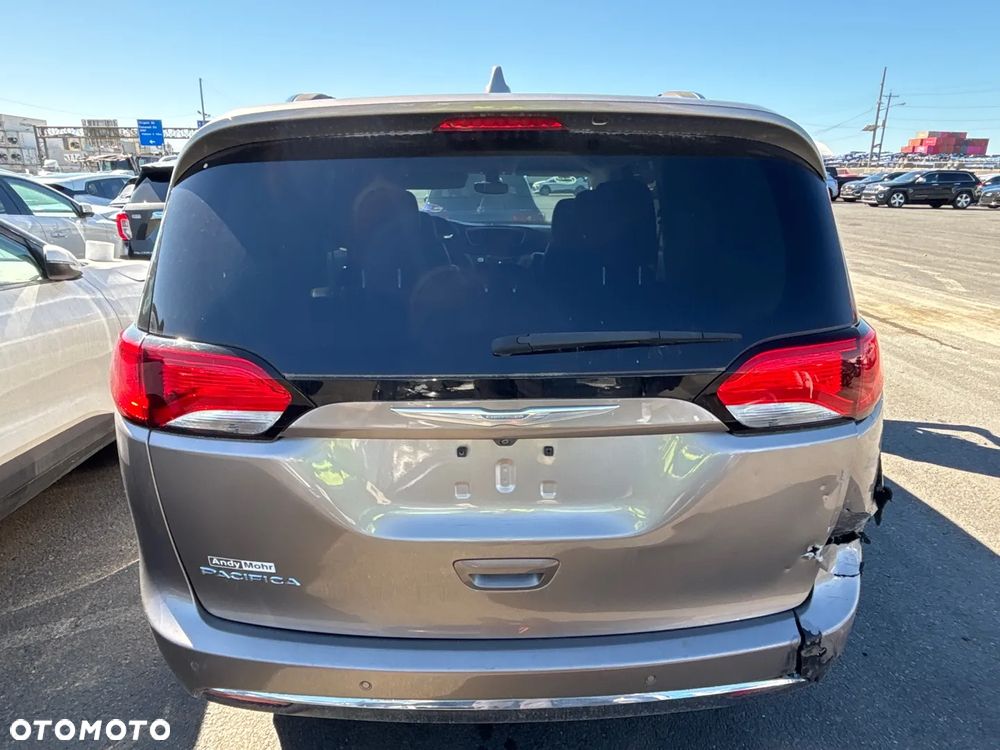 Chrysler Pacifica - 5